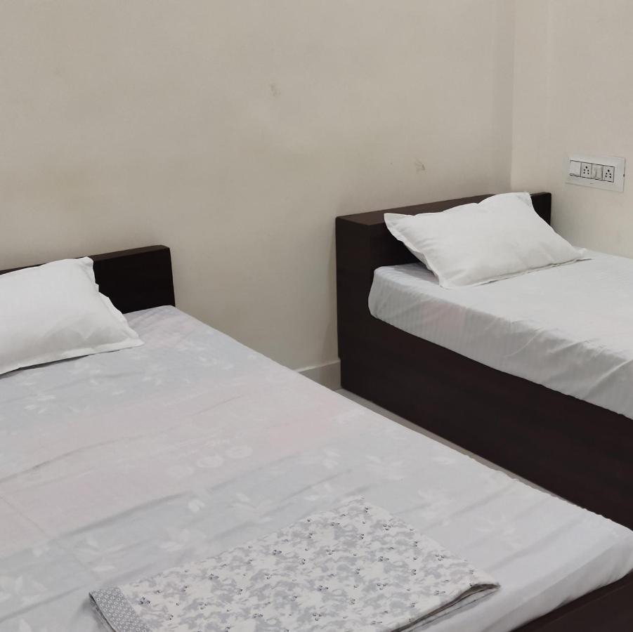 Shree Gajlaxmi Hotel Walking Distance From Mahakaleswar ウッジャイン エクステリア 写真