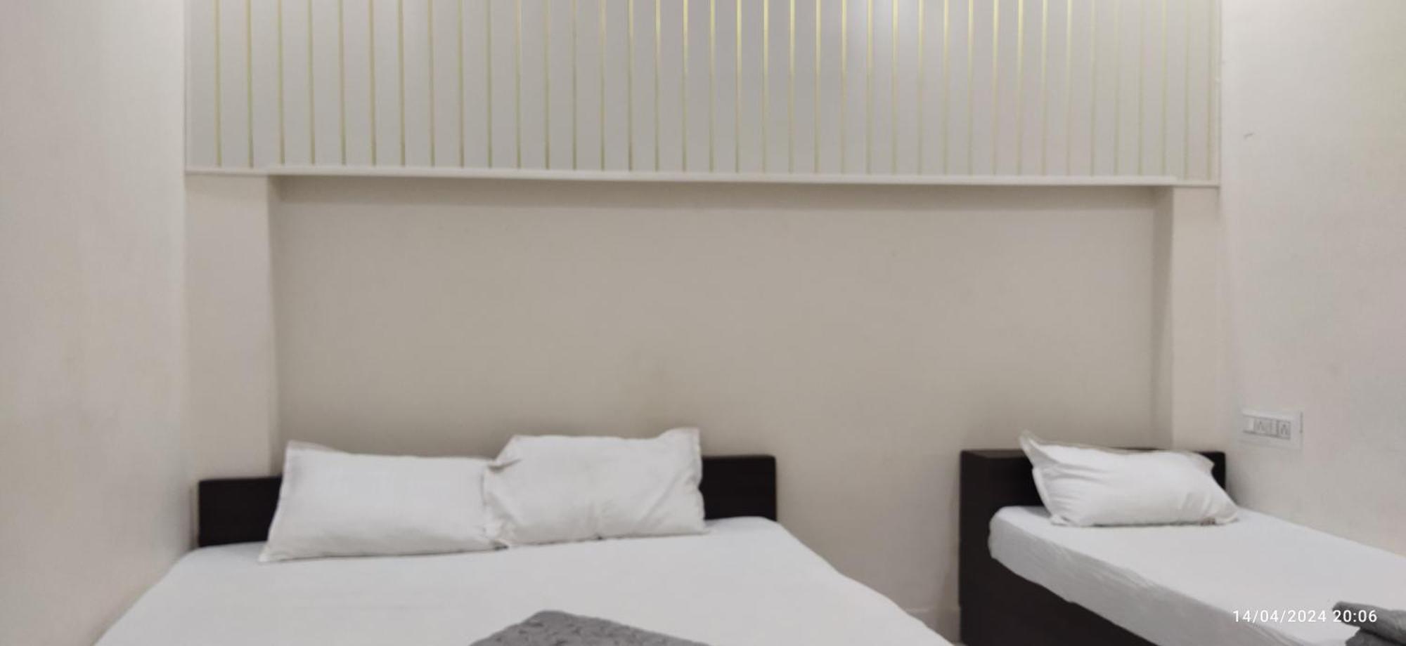 Shree Gajlaxmi Hotel Walking Distance From Mahakaleswar ウッジャイン エクステリア 写真