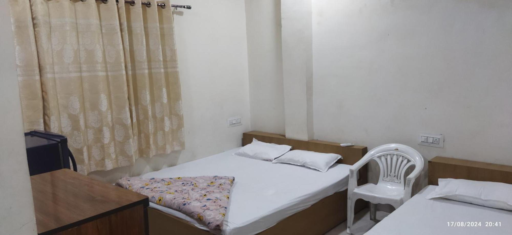Shree Gajlaxmi Hotel Walking Distance From Mahakaleswar ウッジャイン エクステリア 写真